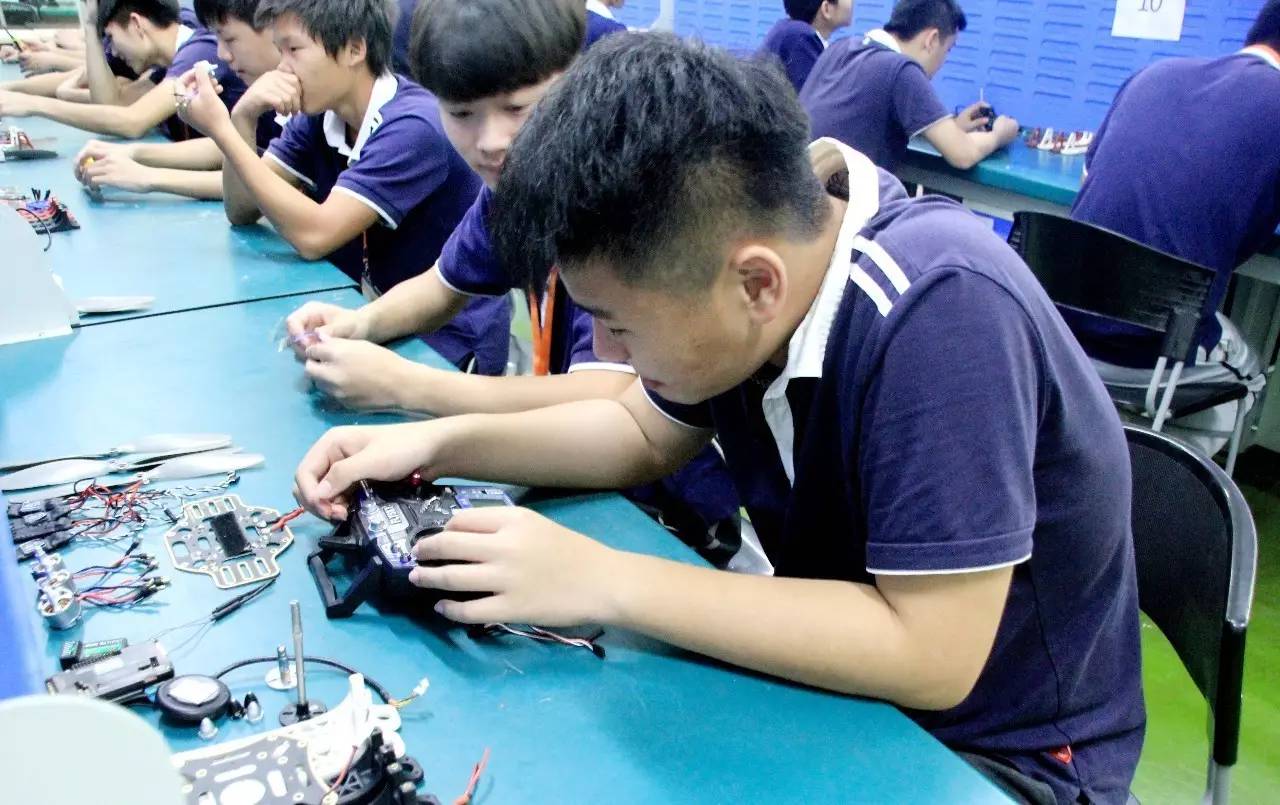 行業(yè)狀況|無(wú)人機(jī)行業(yè)前景如何?珠海一職實(shí)驗(yàn)學(xué)校航空服務(wù)專業(yè)給你新選擇!